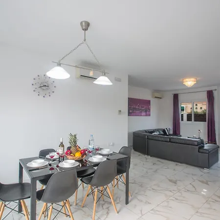 3 Schlafzimmer In Zentrum Mit Pool Nyaraló
