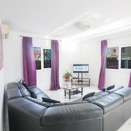 3 Schlafzimmer In Zentrum Mit Pool Nyaraló Protarász