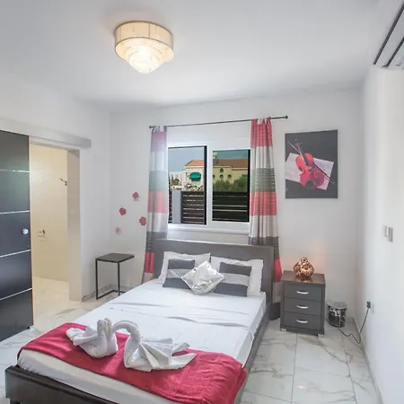 3 Schlafzimmer In Zentrum Mit Pool *